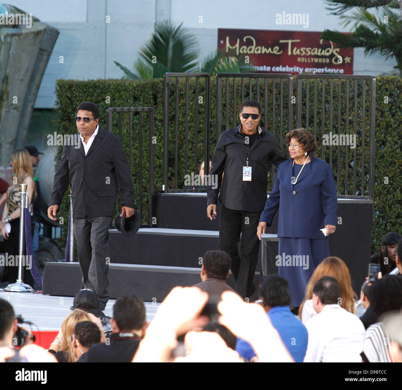 Katherine Jackson et Tito Jackson Michael Jackson's Famille et enfants immortalisé leur défunt père dans le ciment à l'extérieur de l'historique Grauman's Chinese Theatre à Hollywood, Los Angeles, Californie - 26.01.12 Banque D'Images