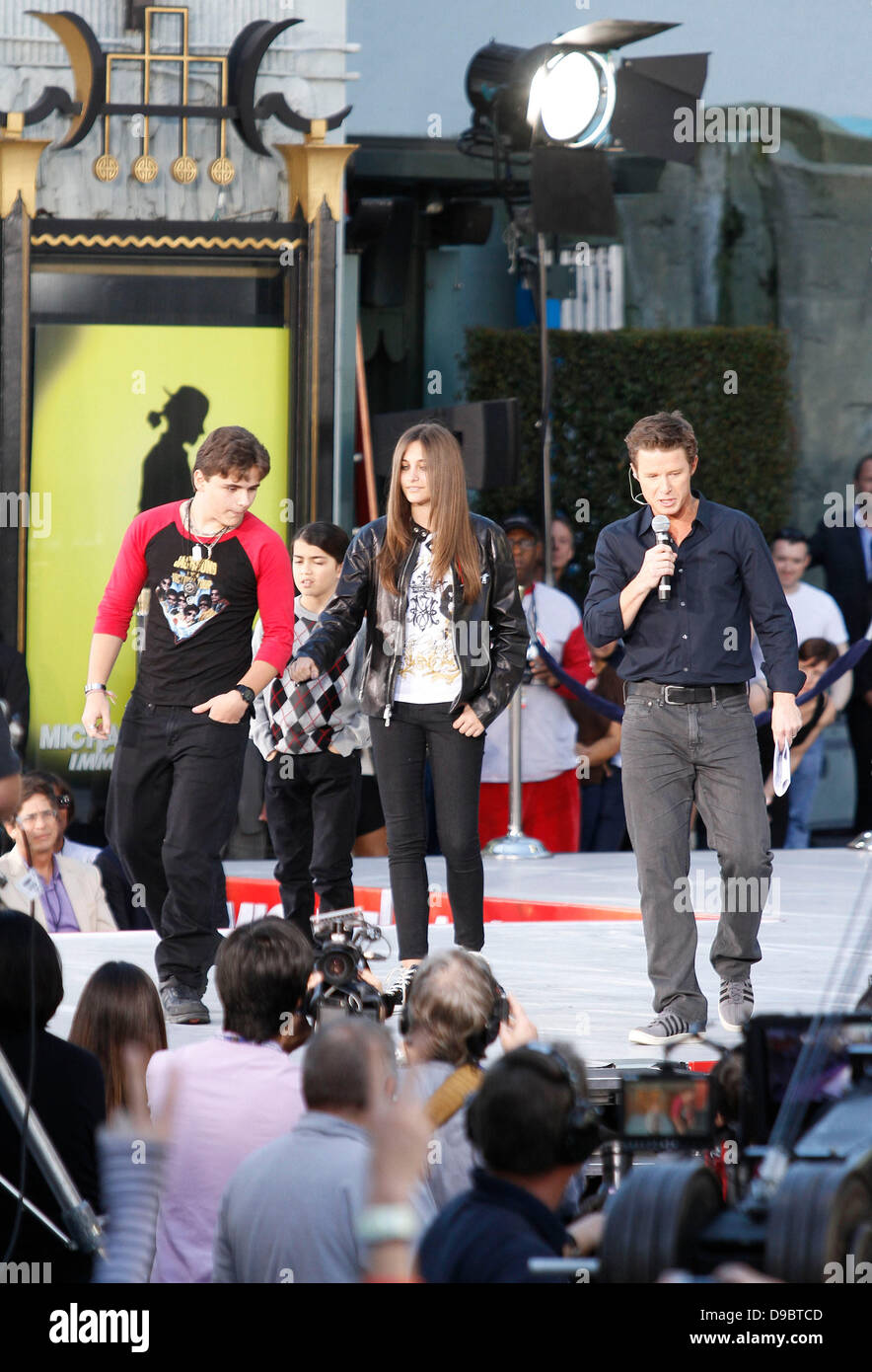 Jackson Prince, Paris et Blanket Jackson Jackson Michael Jackson's Famille et enfants immortalisé leur défunt père dans le ciment à l'extérieur de l'historique Grauman's Chinese Theatre à Hollywood, Los Angeles, Californie - 26.01.12 Banque D'Images