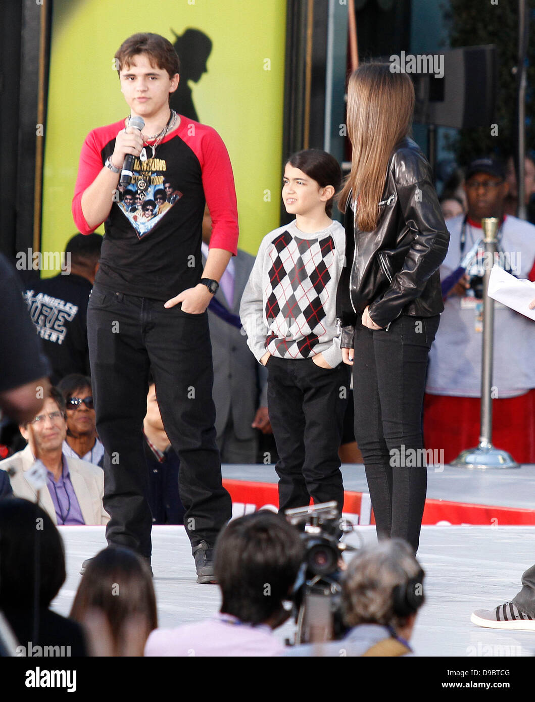 Jackson Prince, Paris et Blanket Jackson Jackson Michael Jackson's Famille et enfants immortalisé leur défunt père dans le ciment à l'extérieur de l'historique Grauman's Chinese Theatre à Hollywood, Los Angeles, Californie - 26.01.12 Banque D'Images