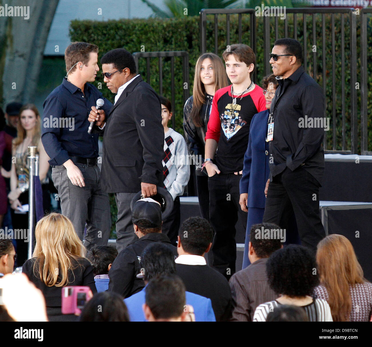 Jackson Prince, Paris, Blanket Jackson Jackson, Katherine Jackson et Tito Jackson Michael Jackson's Famille et enfants immortalisé leur défunt père dans le ciment à l'extérieur de l'historique Grauman's Chinese Theatre à Hollywood, Los Angeles, Californie - 26.01.12 Banque D'Images