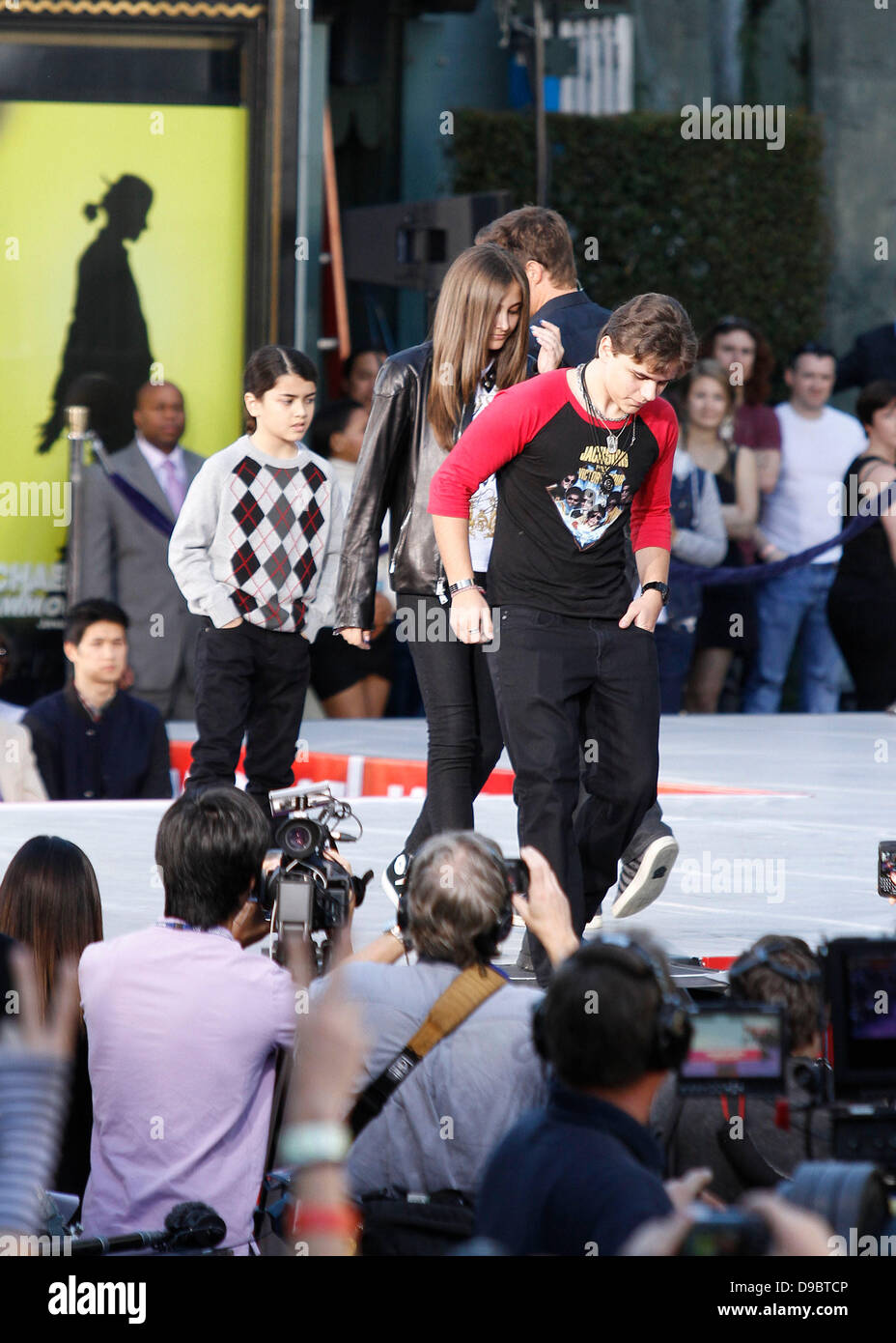 Jackson Prince, Paris et Blanket Jackson Jackson Michael Jackson's Famille et enfants immortalisé leur défunt père dans le ciment à l'extérieur de l'historique Grauman's Chinese Theatre à Hollywood, Los Angeles, Californie - 26.01.12 Banque D'Images