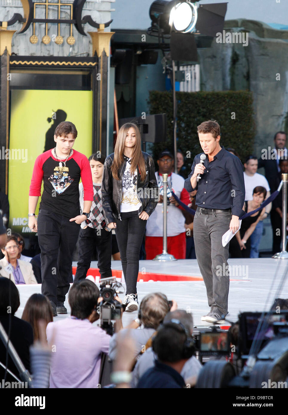 Jackson Prince, Paris et Blanket Jackson Jackson Michael Jackson's Famille et enfants immortalisé leur défunt père dans le ciment à l'extérieur de l'historique Grauman's Chinese Theatre à Hollywood, Los Angeles, Californie - 26.01.12 Banque D'Images