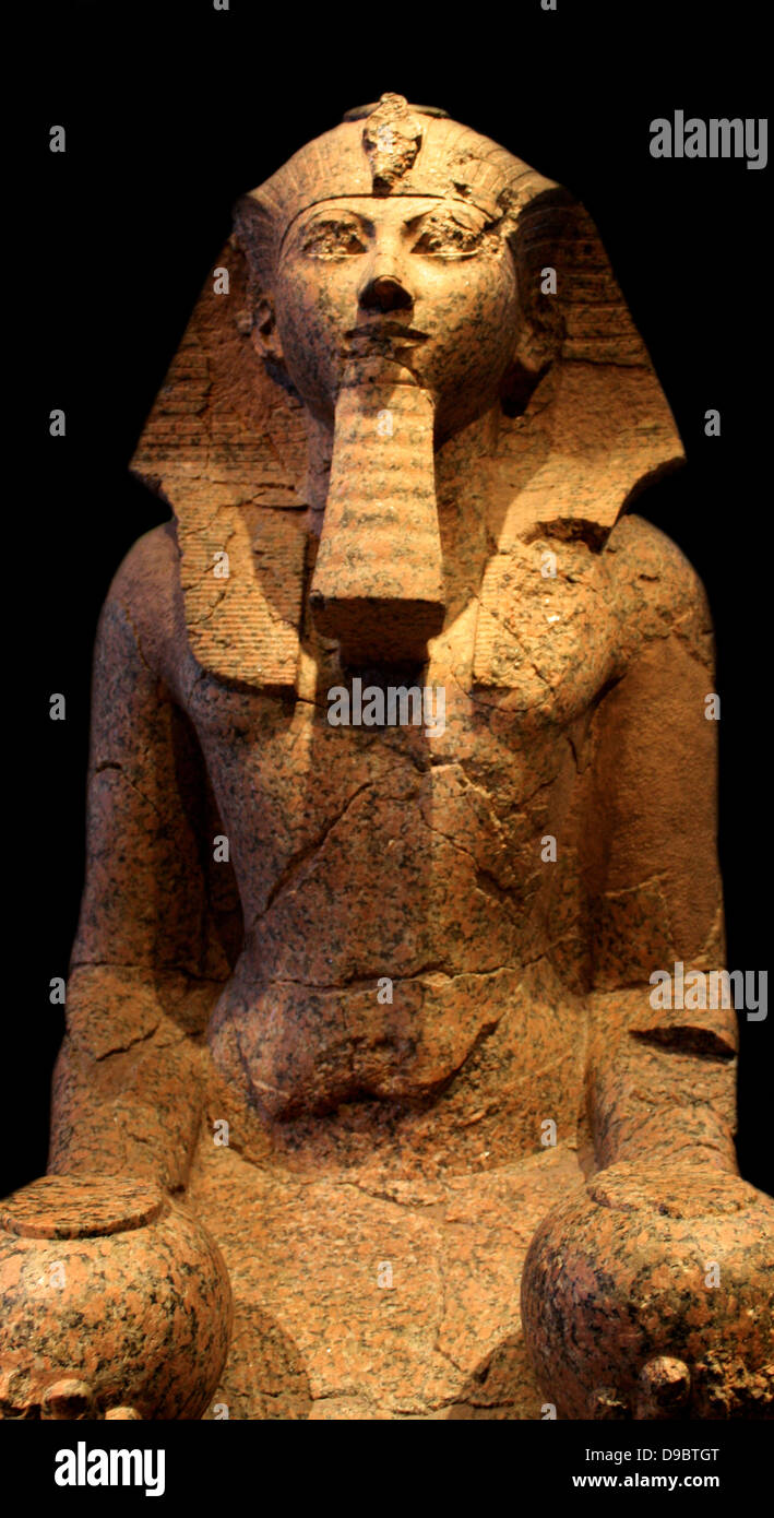 Grande statue d'Hatchepsout agenouillée, Dynasty 18, (ca 1473-1458 BC) règne d'Hatchepsout et Thoutmosis 111. Le Granit. À partir de Thèbes, originaire d'Hatchepsout le temple d'un att Deir el-Bahri. Banque D'Images