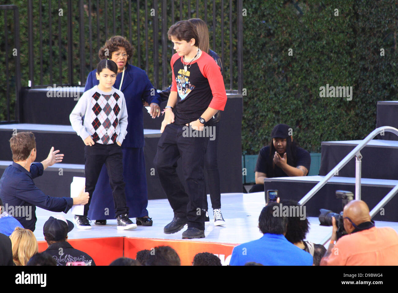 Jackson Prince, Paris, Blanket Jackson Jackson, Katherine Jackson Michael Jackson's Famille et enfants immortalisé leur défunt père dans le ciment à l'extérieur de l'historique Grauman's Chinese Theatre à Hollywood, Los Angeles, Californie - 26.01.12 Banque D'Images