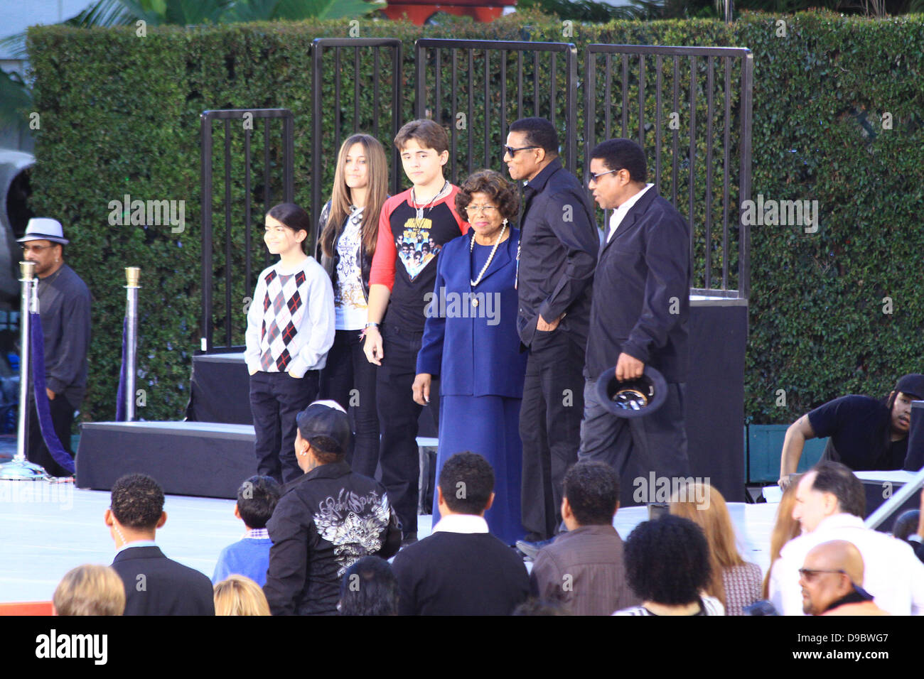 Jackson Prince, Paris, Blanket Jackson Jackson, Katherine Jackson, Tito Jackson Michael Jackson's Famille et enfants immortalisé leur défunt père dans le ciment à l'extérieur de l'historique Grauman's Chinese Theatre à Hollywood, Los Angeles, Californie - 26.01.12 Banque D'Images