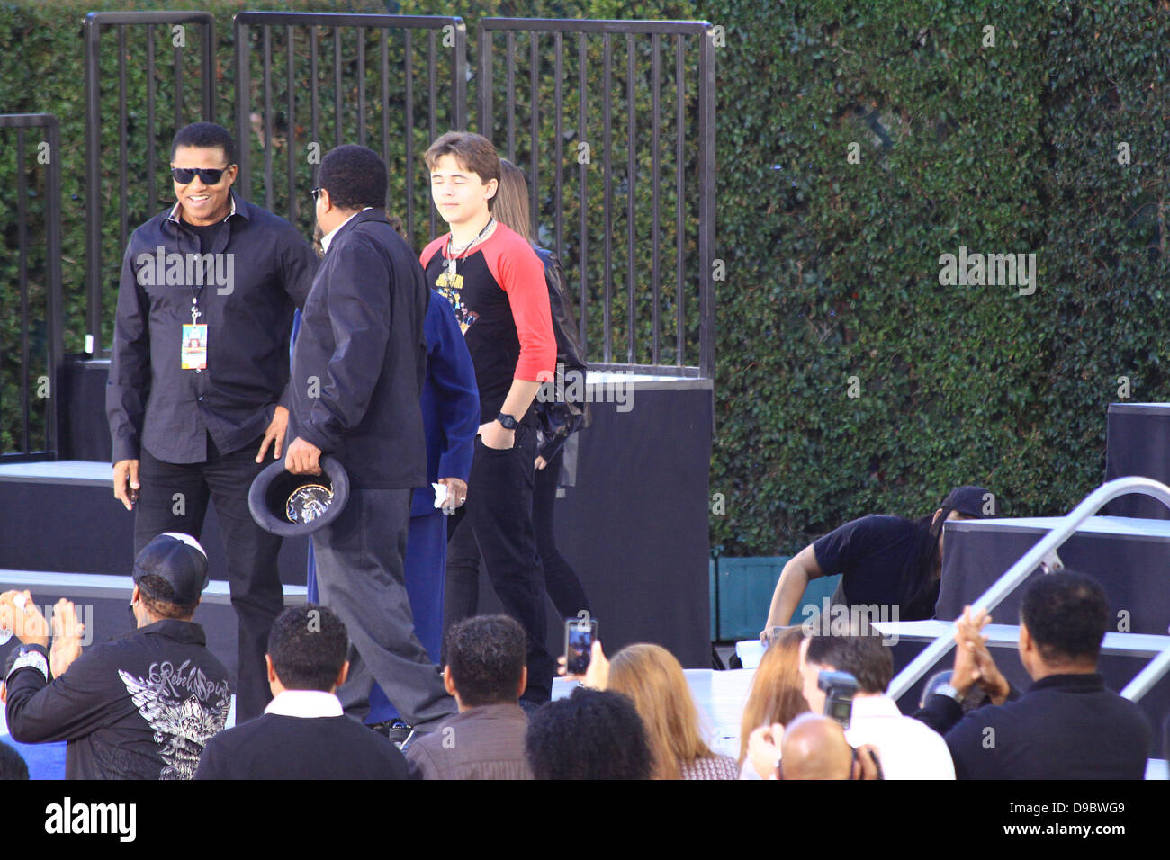 Jackson Prince, Paris, Blanket Jackson Jackson, Katherine Jackson, Tito Jackson Michael Jackson's Famille et enfants immortalisé leur défunt père dans le ciment à l'extérieur de l'historique Grauman's Chinese Theatre à Hollywood, Los Angeles, Californie - 26.01.12 Banque D'Images