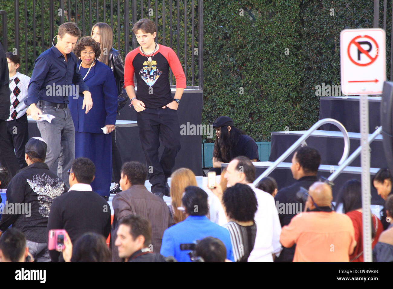 Jackson Prince, Paris, Blanket Jackson Jackson, Katherine Jackson Michael Jackson's Famille et enfants immortalisé leur défunt père dans le ciment à l'extérieur de l'historique Grauman's Chinese Theatre à Hollywood, Los Angeles, Californie - 26.01.12 Banque D'Images