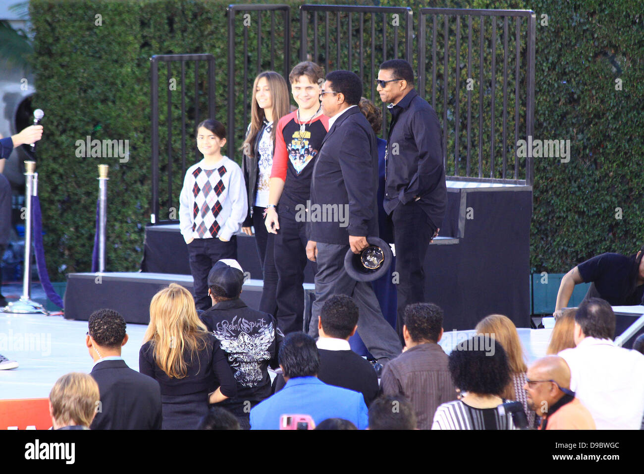 Jackson Prince, Paris, Blanket Jackson Jackson, Katherine Jackson, Tito Jackson Michael Jackson's Famille et enfants immortalisé leur défunt père dans le ciment à l'extérieur de l'historique Grauman's Chinese Theatre à Hollywood, Los Angeles, Californie - 26.01.12 Banque D'Images