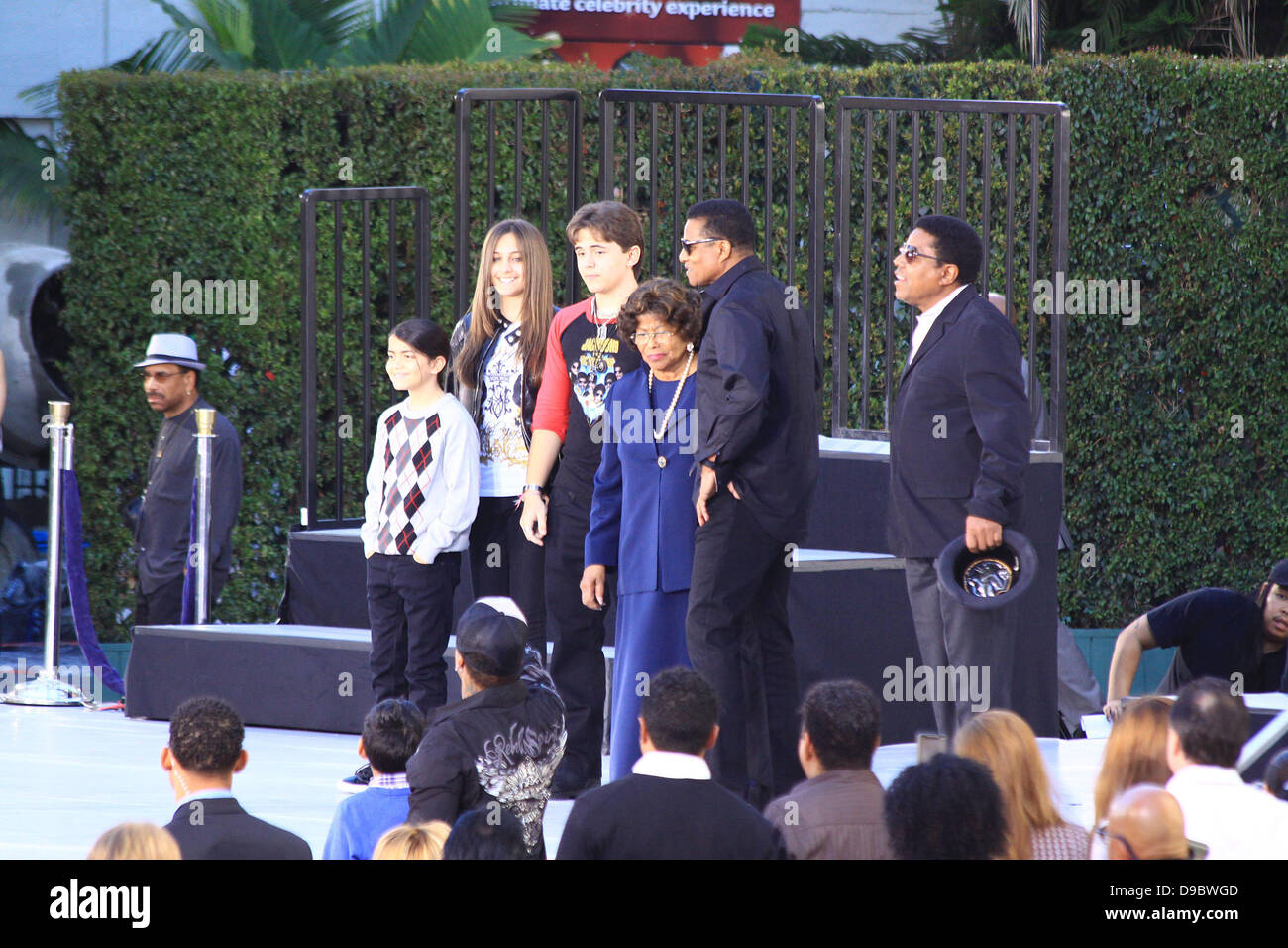 Jackson Prince, Paris, Blanket Jackson Jackson, Katherine Jackson, Tito Jackson Michael Jackson's Famille et enfants immortalisé leur défunt père dans le ciment à l'extérieur de l'historique Grauman's Chinese Theatre à Hollywood, Los Angeles, Californie - 26.01.12 Banque D'Images