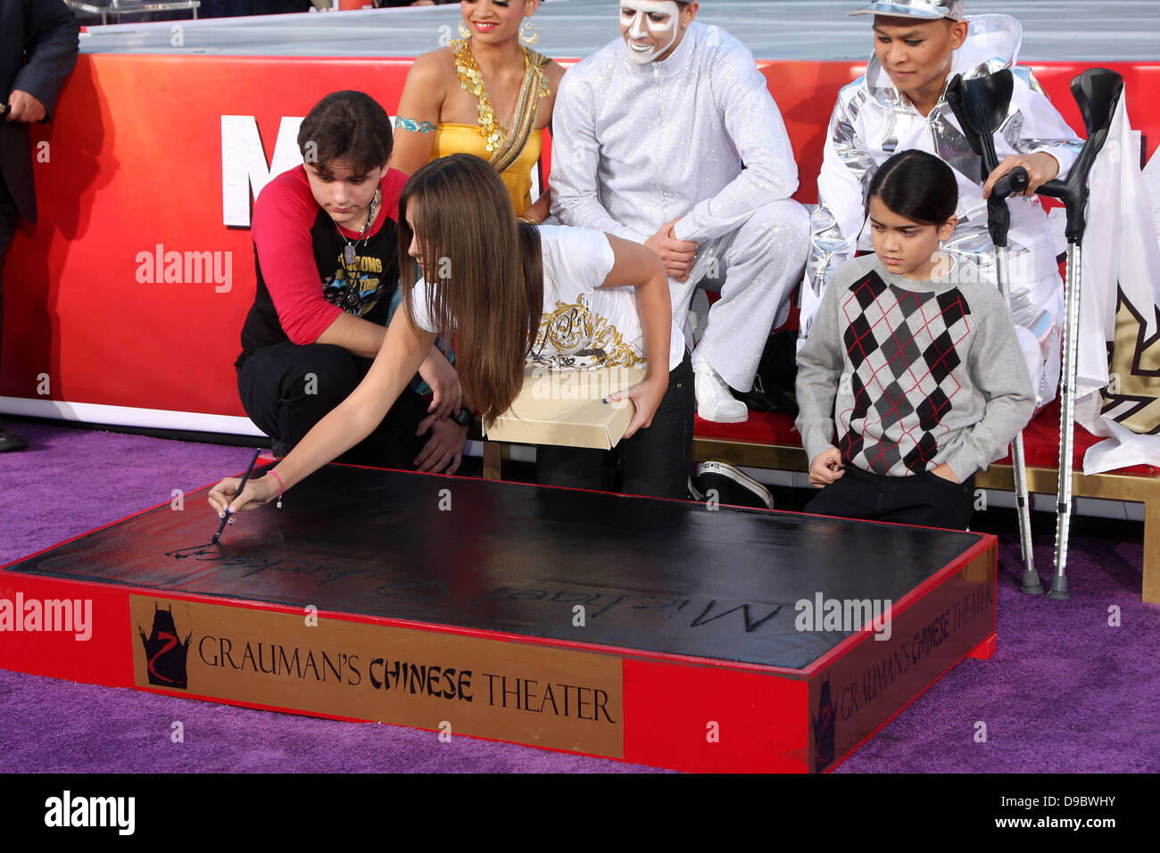 Prince Michael Jackson, Paris Jackson, Prince Michael Jackson II, aka Couverture à la Michael Jackson Famille et enfants immortaliser leur défunt père dans le ciment à l'extérieur du Grauman's Chinese Theatre historique. Los Angeles, Californie - 26.01.12 Banque D'Images