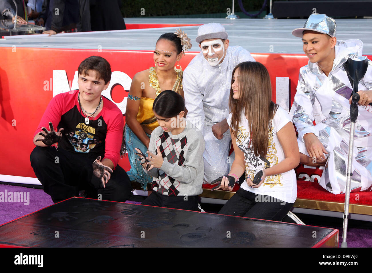 Prince Michael Jackson, Prince Michael Jackson II, alias Blanket Jackson, Paris Jackson Michael Jackson à la famille et enfants immortaliser leur défunt père dans le ciment à l'extérieur du Grauman's Chinese Theatre historique. Los Angeles, Californie - 26.01.12 Banque D'Images