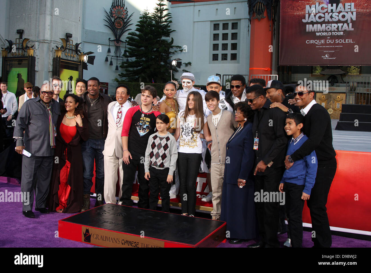 Prince Michael Jackson, Prince Michael Jackson II, alias Blanket Jackson, Paris Jackson Michael Jackson à la famille et enfants immortaliser leur défunt père dans le ciment à l'extérieur du Grauman's Chinese Theatre historique. Los Angeles, Californie - 26.01.12 Banque D'Images