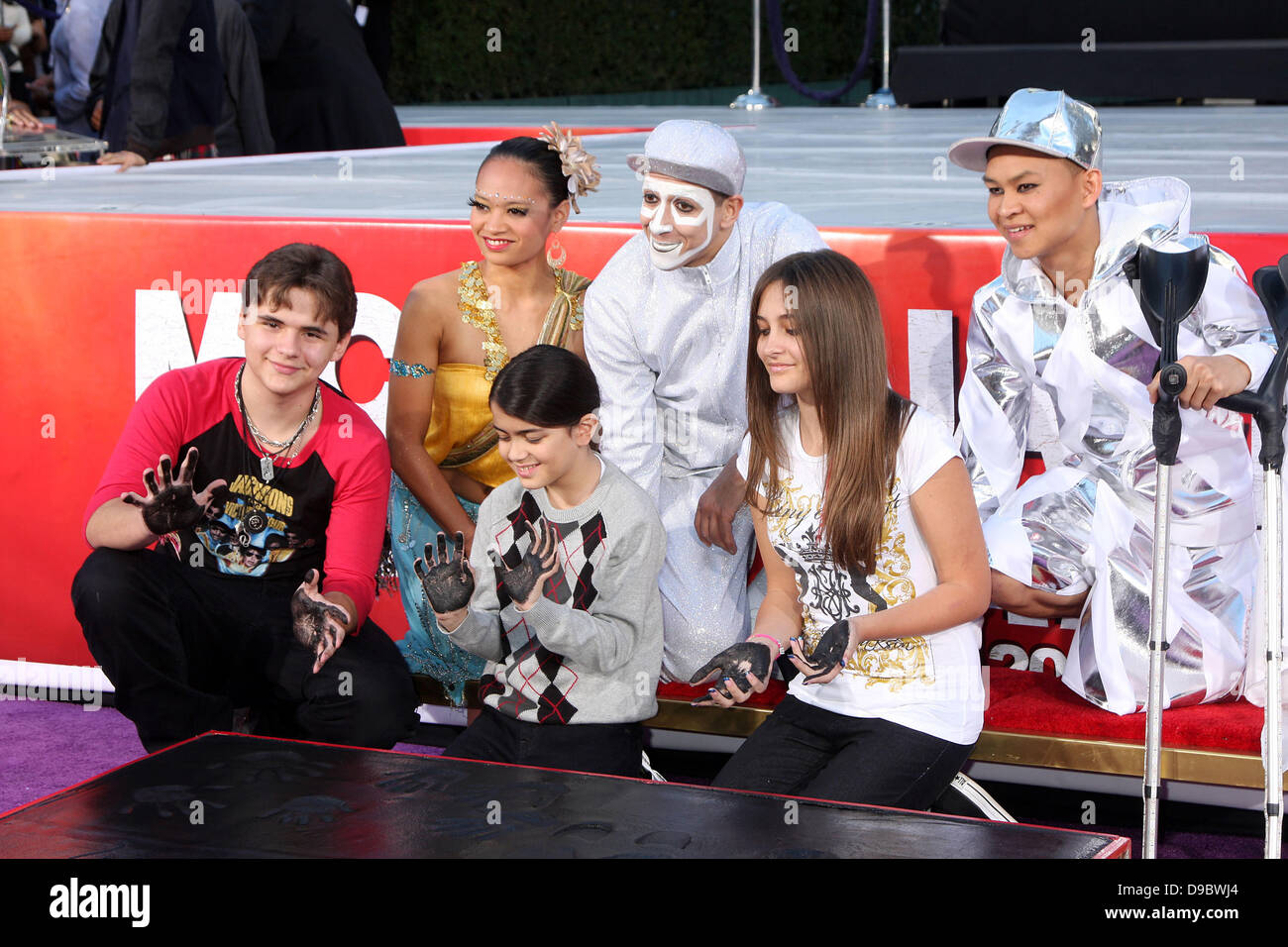 Prince Michael Jackson, Prince Michael Jackson II, alias Blanket Jackson, Paris Jackson Michael Jackson à la famille et enfants immortaliser leur défunt père dans le ciment à l'extérieur du Grauman's Chinese Theatre historique. Los Angeles, Californie - 26.01.12 Banque D'Images