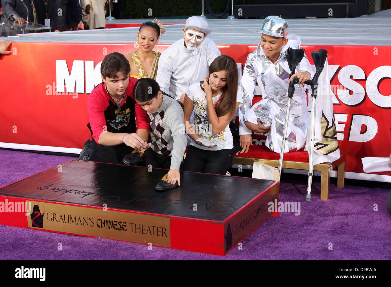Prince Michael Jackson, Prince Michael Jackson II, alias Blanket Jackson, Paris Jackson Michael Jackson à la famille et enfants immortaliser leur défunt père dans le ciment à l'extérieur du Grauman's Chinese Theatre historique. Los Angeles, Californie - 26.01.12 Banque D'Images