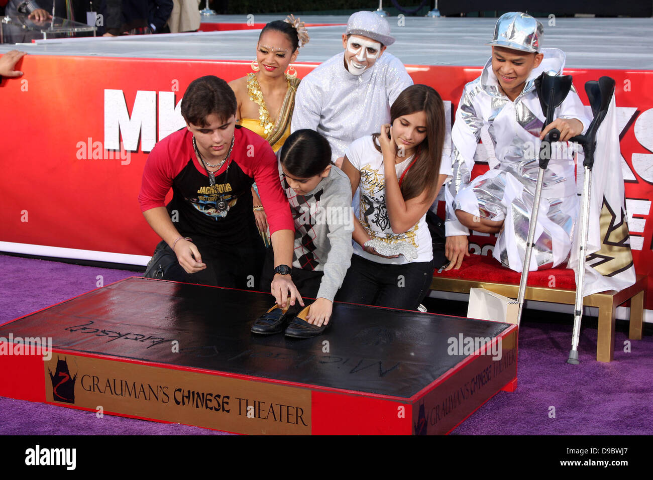 Prince Michael Jackson, Prince Michael Jackson II, alias Blanket Jackson, Paris Jackson Michael Jackson à la famille et enfants immortaliser leur défunt père dans le ciment à l'extérieur du Grauman's Chinese Theatre historique. Los Angeles, Californie - 26.01.12 Banque D'Images
