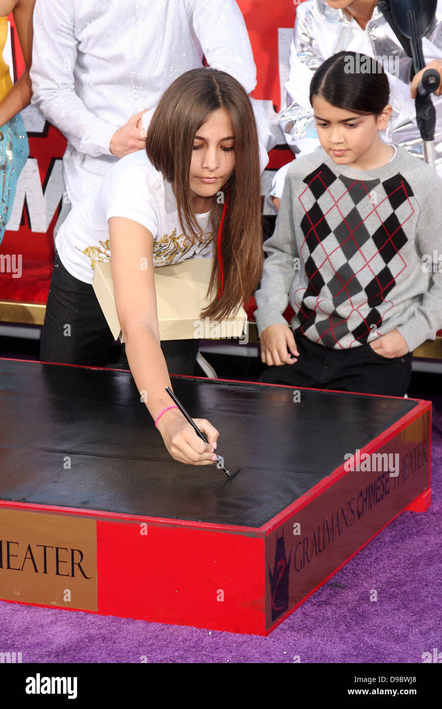 Paris Jackson Michael Jackson à la famille et enfants immortaliser leur défunt père dans le ciment à l'extérieur du Grauman's Chinese Theatre historique. Los Angeles, Californie - 26.01.12 Banque D'Images