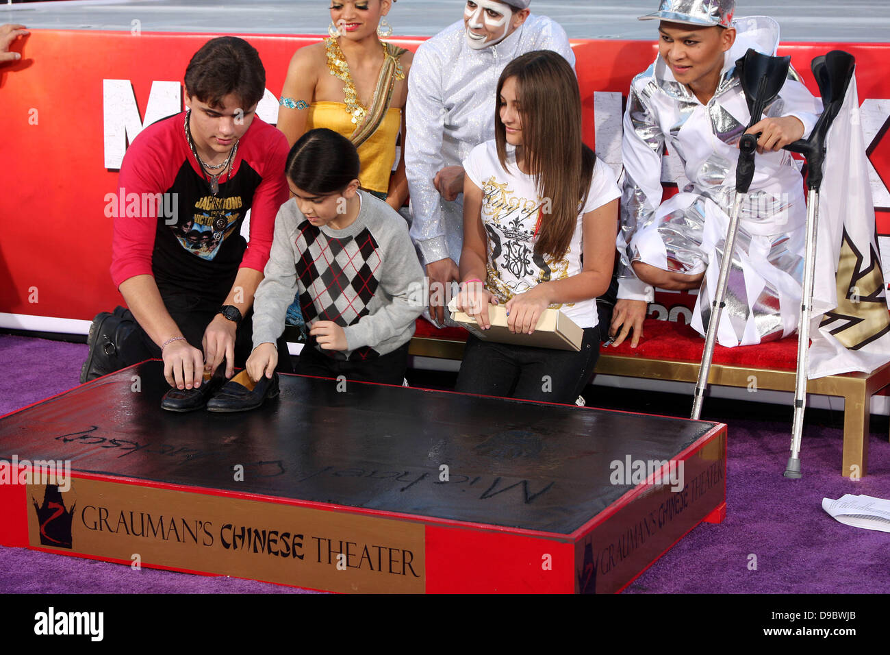 Prince Michael Jackson, Prince Michael Jackson II, alias Blanket Jackson Michael Jackson à la famille et enfants immortaliser leur défunt père dans le ciment à l'extérieur du Grauman's Chinese Theatre historique. Los Angeles, Californie - 26.01.12 Banque D'Images