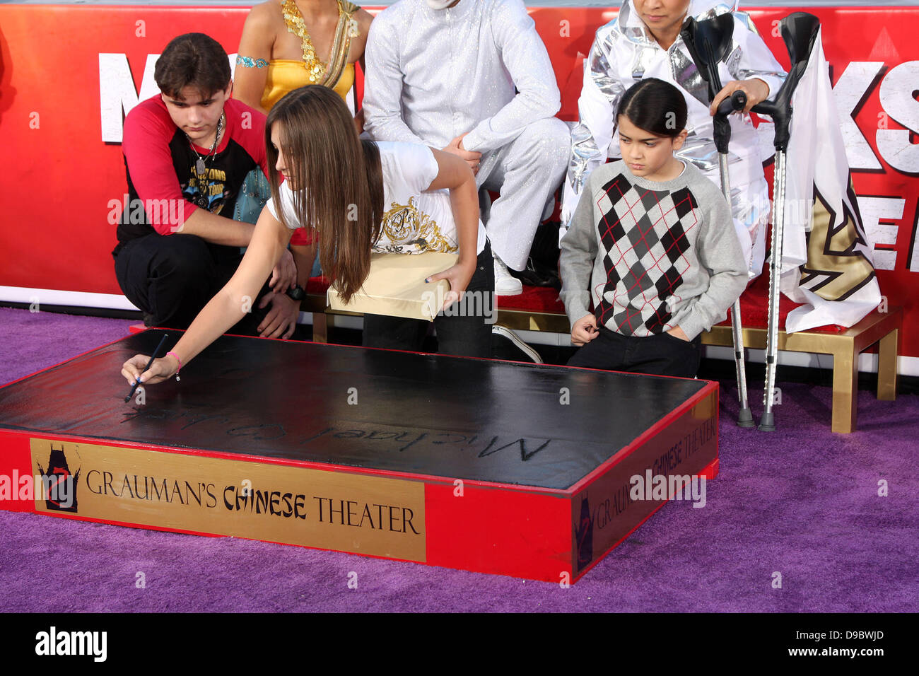 Prince Michael Jackson, Paris Jackson, Prince Michael Jackson II, aka Couverture à la Michael Jackson Famille et enfants immortaliser leur défunt père dans le ciment à l'extérieur du Grauman's Chinese Theatre historique. Los Angeles, Californie - 26.01.12 Banque D'Images
