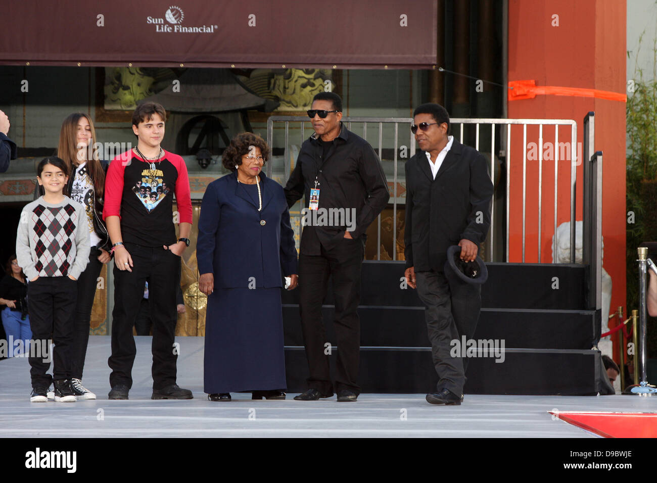 Blanket Jackson, Paris Jackson, Prince Jackson, Tito Jackson, Jackie Jackson, Katherine Jackson à la Michael Jackson Famille et enfants immortaliser leur défunt père dans le ciment à l'extérieur du Grauman's Chinese Theatre historique. Los Angeles, Californie - 26.01.12 Banque D'Images