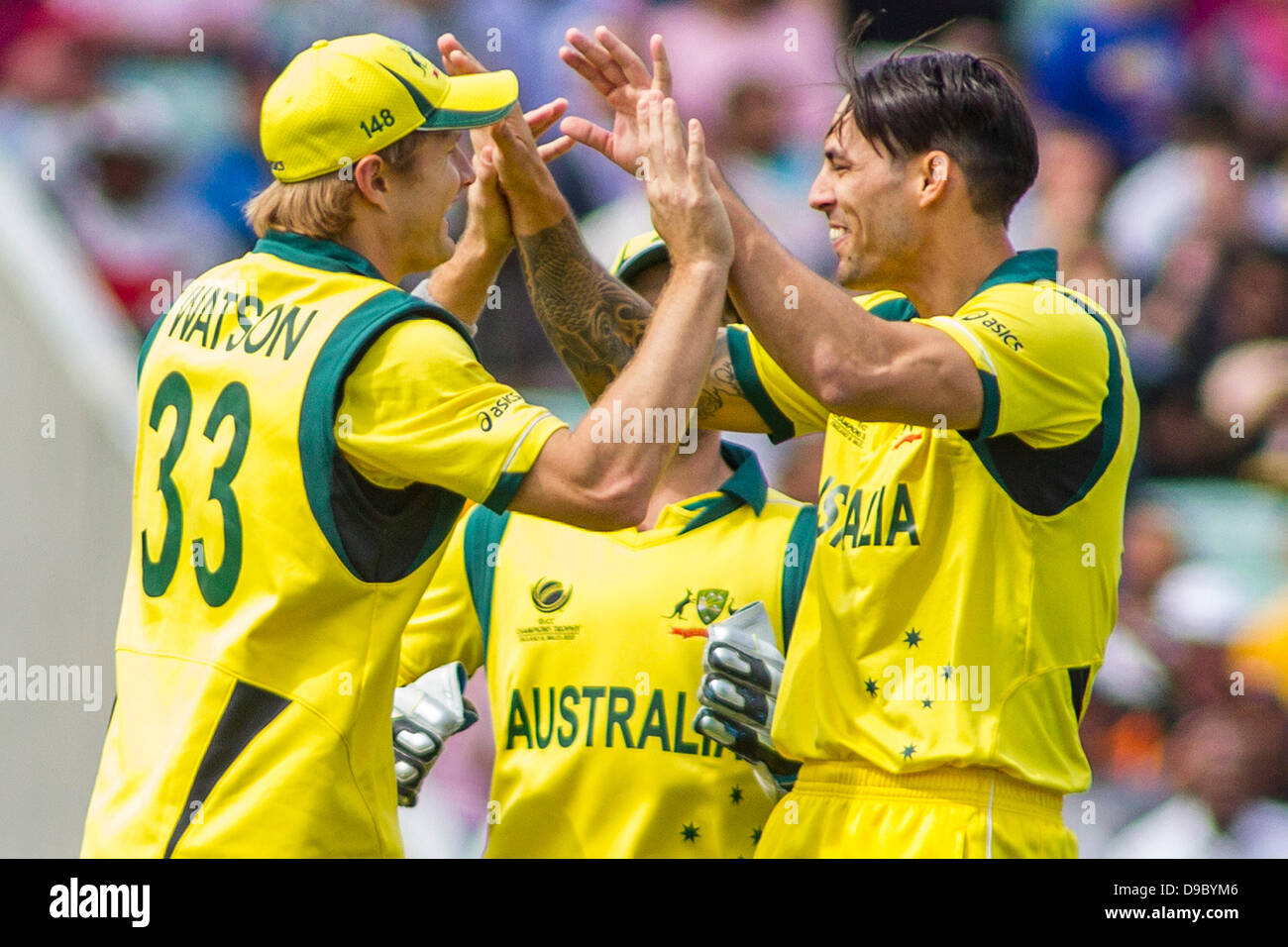 Londres, Royaume-Uni. 17 Juin, 2013. Shane Watson et Mitchell Johnson célèbre le guichet de Lahiru Thirimanne (pas sur la photo)au cours de l'ICC Champions trophy match de cricket international entre le Sri Lanka et l'Australie à l'Oval Cricket Ground le 17 juin 2013 à Londres, en Angleterre. (Photo de Mitchell Gunn/ESPA/Alamy Live News) Banque D'Images