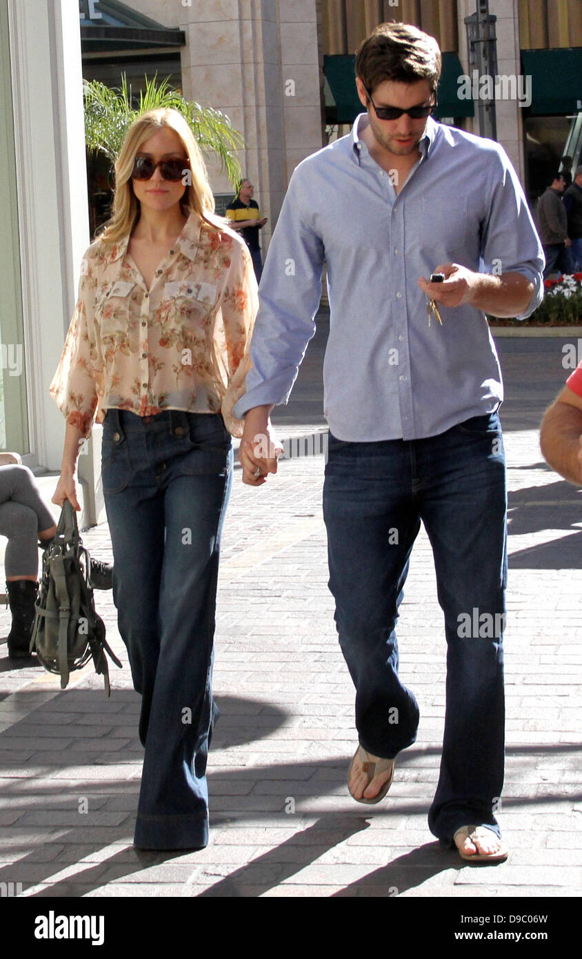 Kristin Cavallari et fiancé Jay Cutler tenir la main comme ils le shop du Grove Los Angeles, Californie - 25.01.12 Banque D'Images