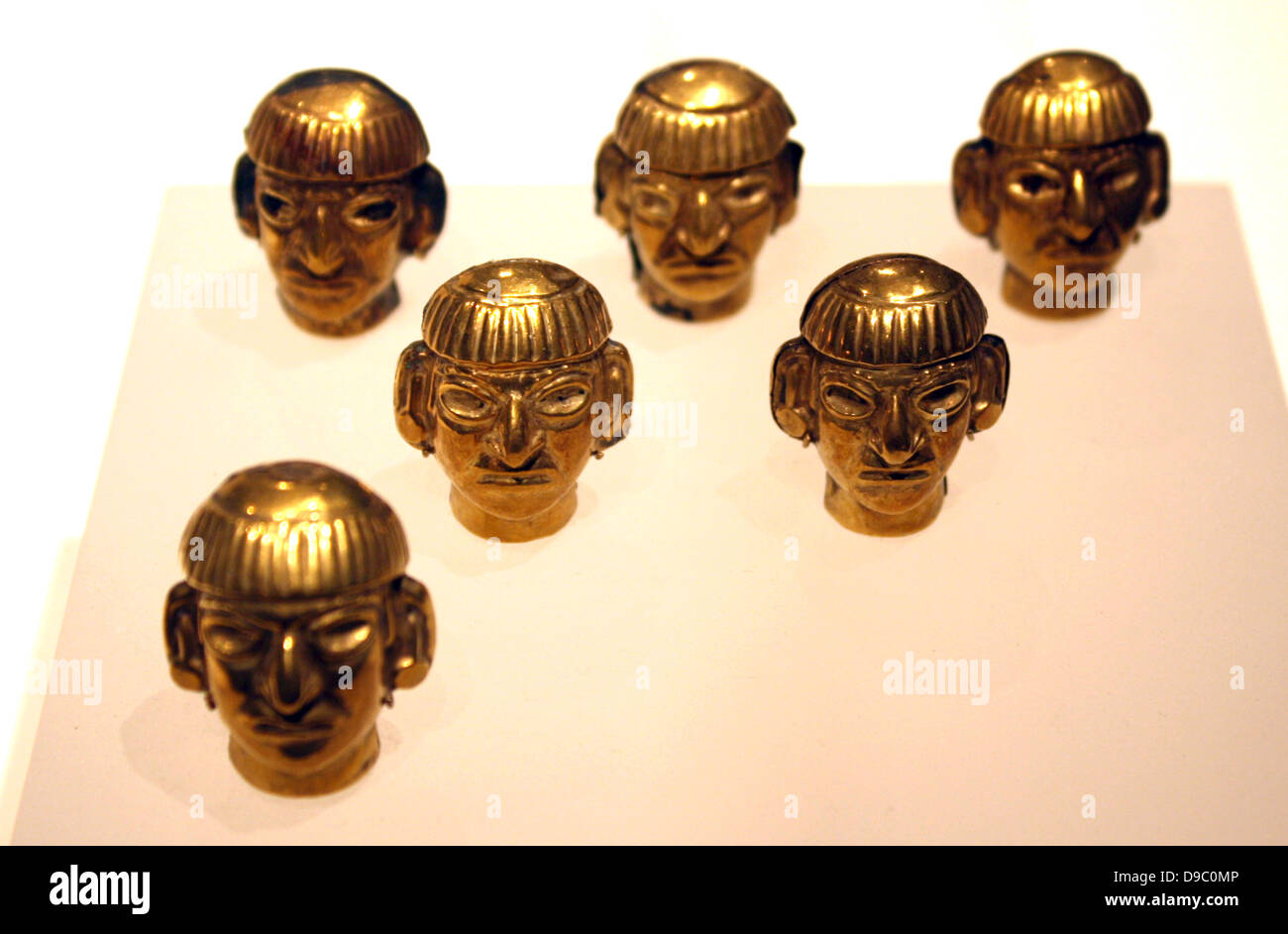 Head-Form Collier Perles. Mochicas du Pérou. 3e-7e siècle. Or battu. Les  souverains de royaumes Moché portaient des colliers qui était composé de  perles d'or comme celles-ci, qui ont été façonnés en visages