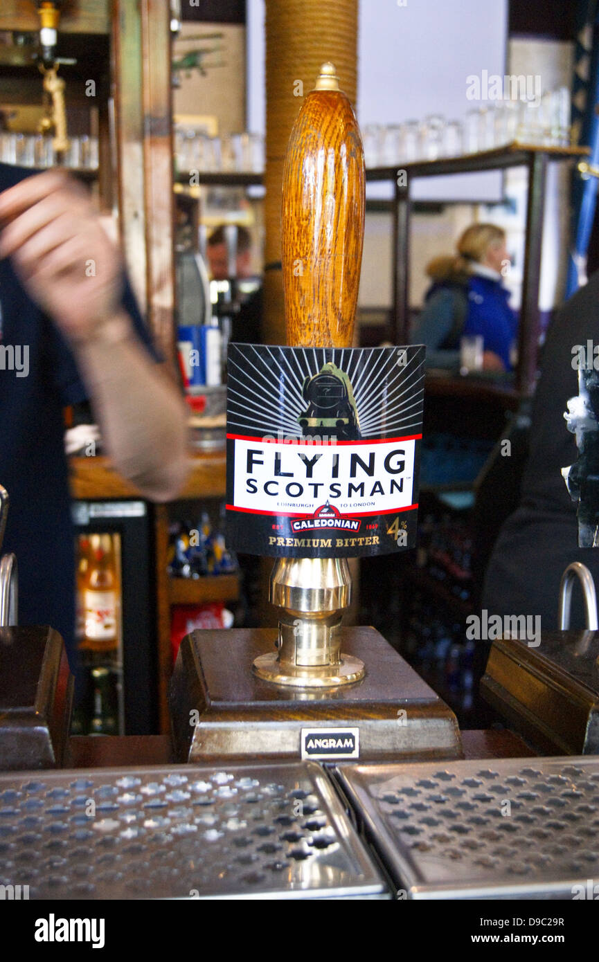 "Flying Scotsman" par amer handpump calédonien dans un pub Banque D'Images