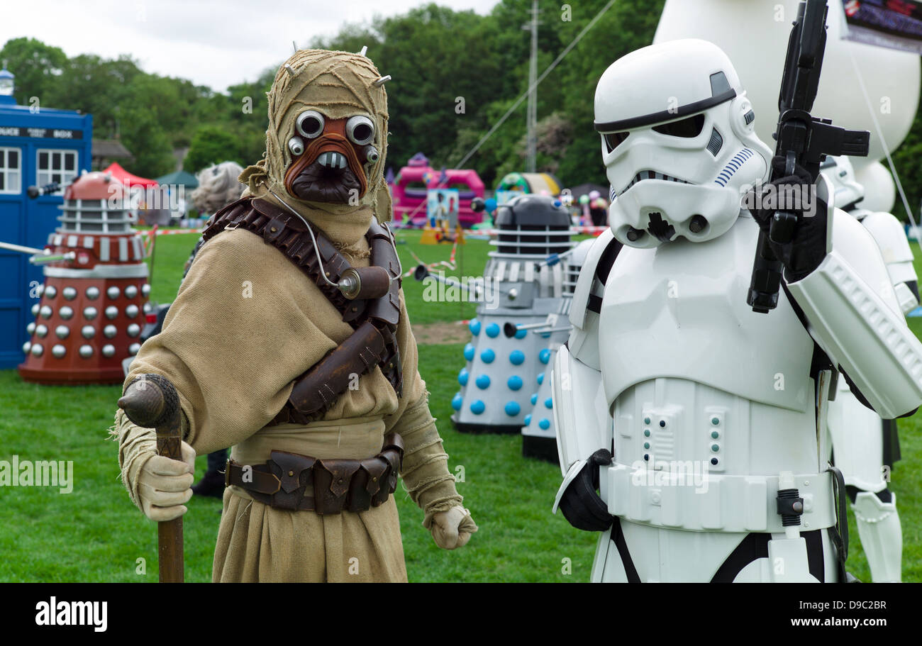 Un Tusken Raider pose avec une tempête le cavalier à la fois de Star Wars à l'Herne Bay Si-Fi par l'événement de mer Banque D'Images