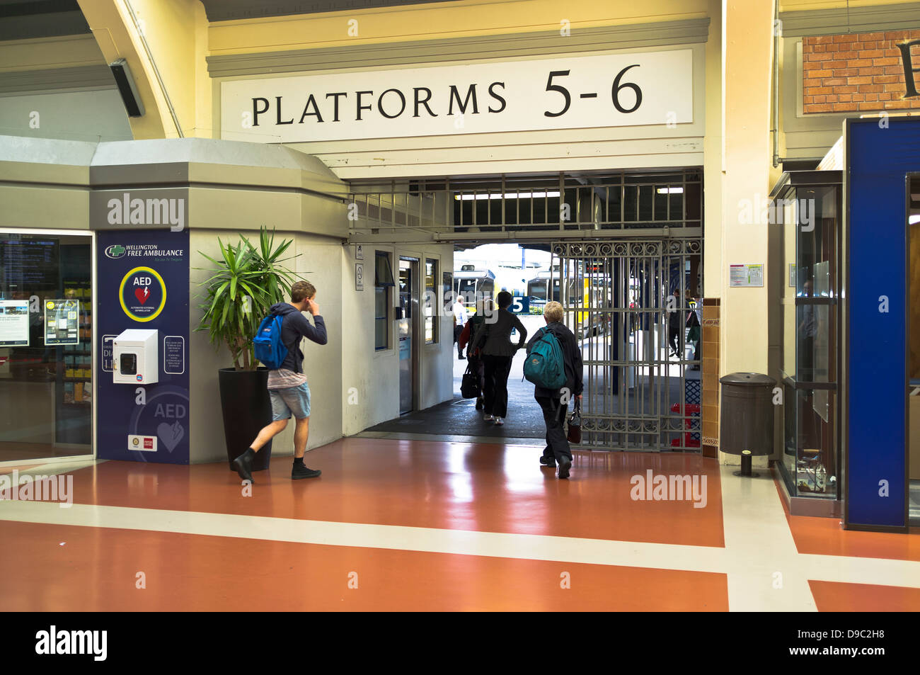 La gare de Wellington dh WELLINGTON NEW ZEALAND navetteurs entrant plate-forme du train les gens Banque D'Images