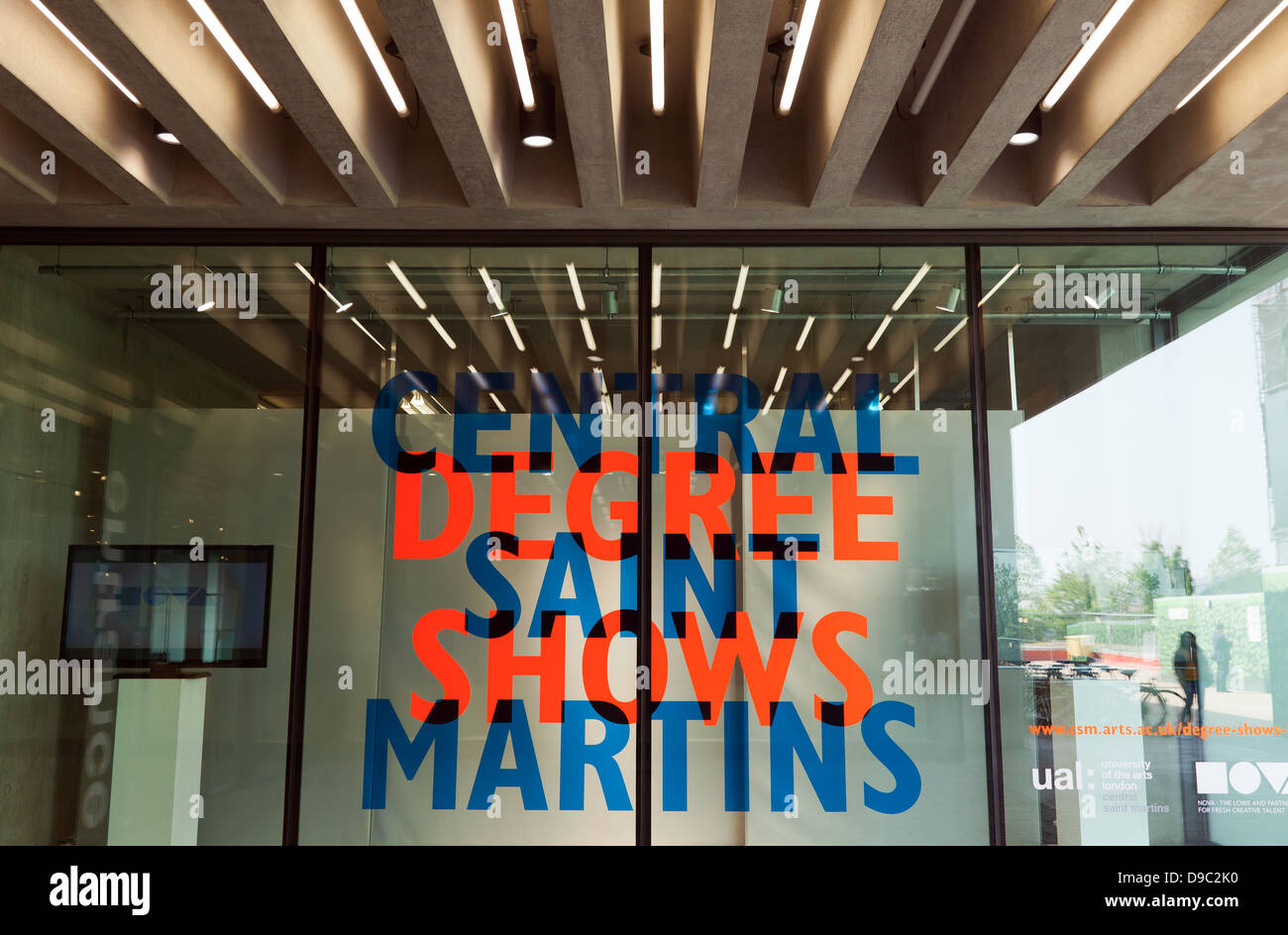 Entrée de Central St Martin's, Université de l'Art, Londres, montrant une publicité pour leur fin de l'exercice, degré show. Banque D'Images