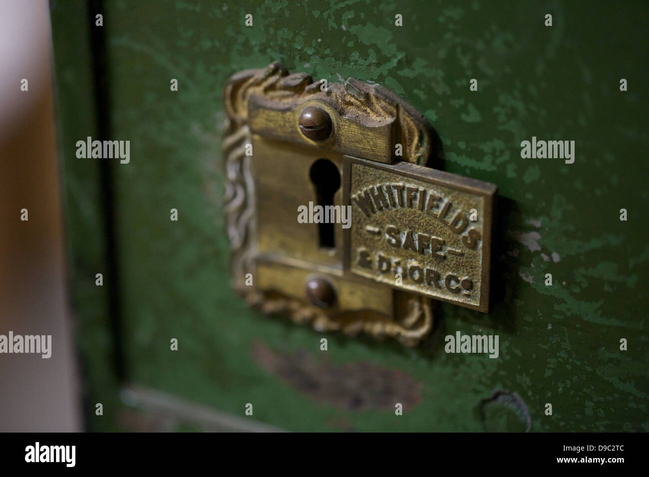 Ancienne serrure sur une porte en acier lourd fabriqué par whitfields société porte Banque D'Images