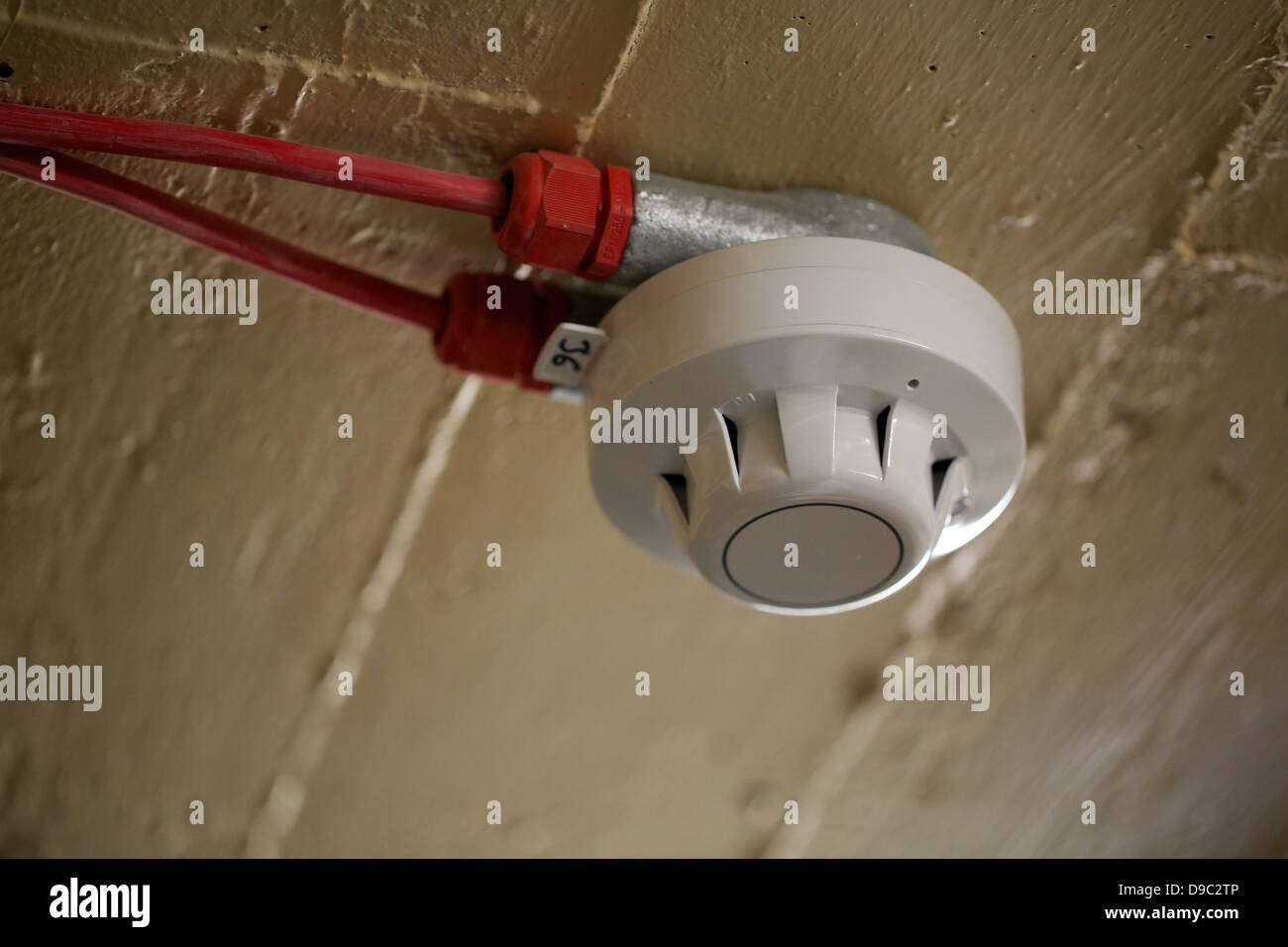 Détecteur de fumée dans un plafond dans un environnement industriel Photo  Stock - Alamy