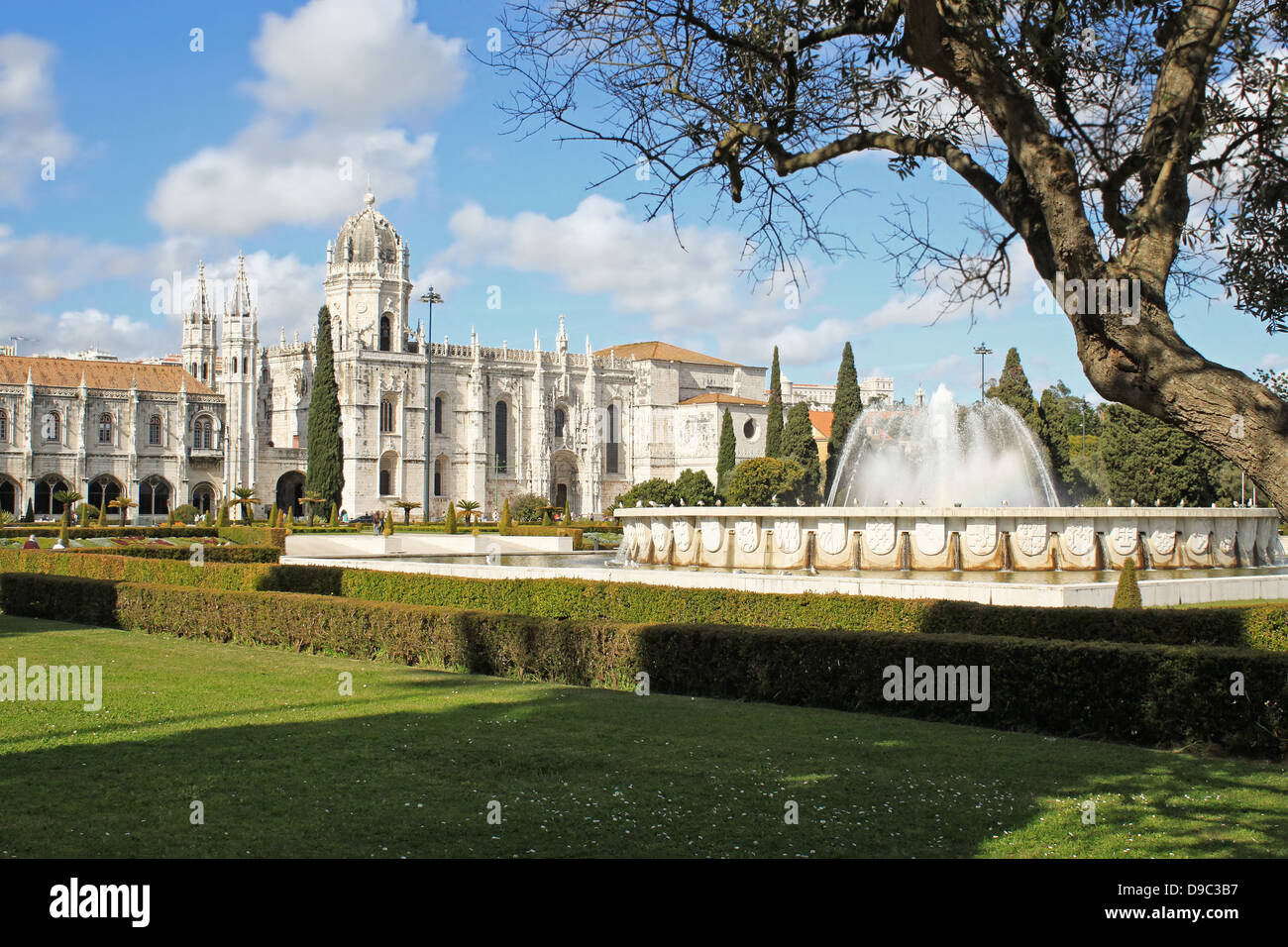 Le Mosteiro dos Jeronimos monastère ou l'affichage de l'architecture manuéline avec fontaine de Praca do Imperio gardens, Portugal Banque D'Images