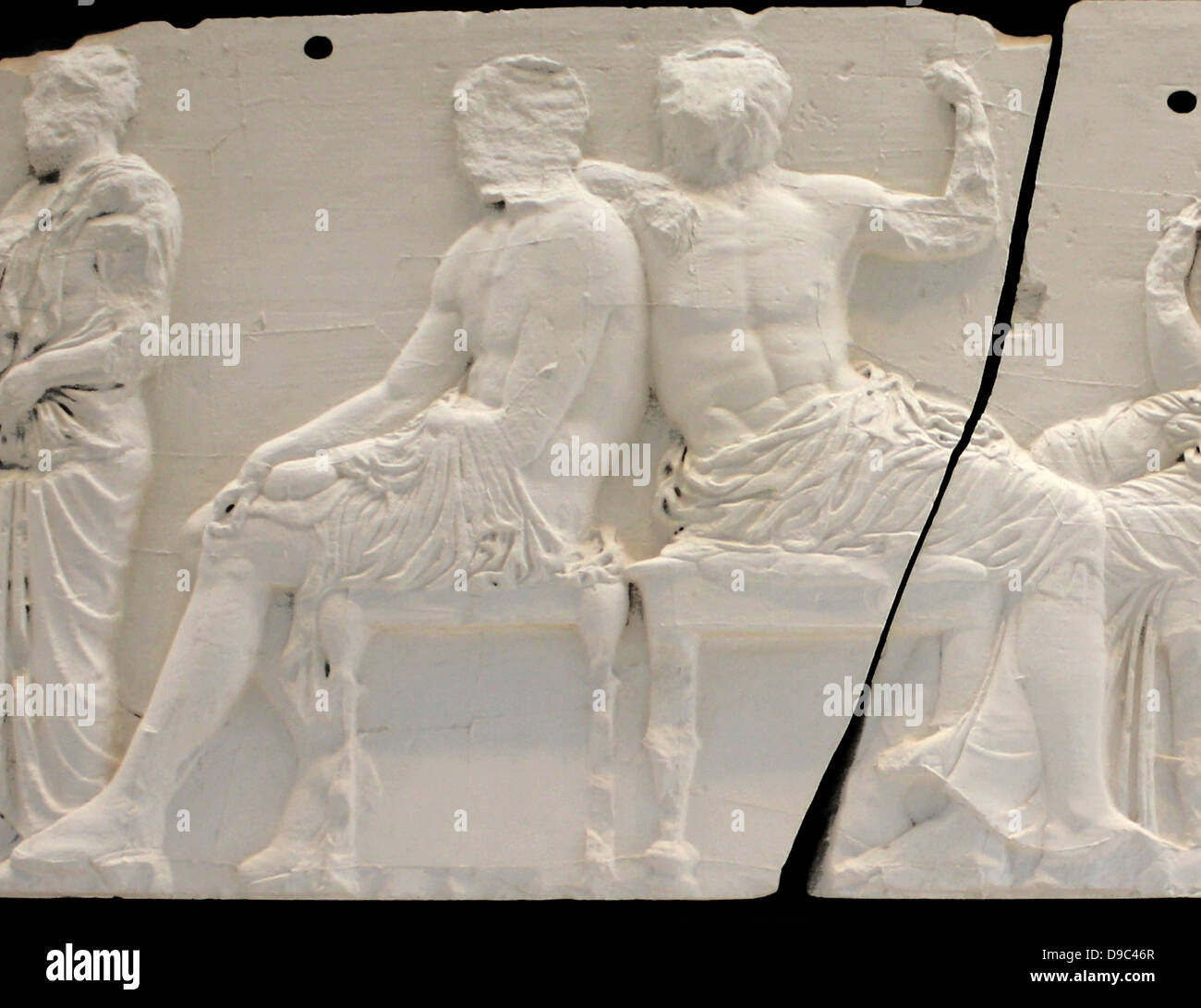 Quatre hommes (20-23) lean dans une ambiance fashion sur leurs bâtons en face de quatre divinités (24-27) assis sur des tabourets. Comme les deux hommes sur le bloc précédent III, ils sont habituellement identifiés comme le héros éponyme, fondateurs de la tribus grenier Banque D'Images