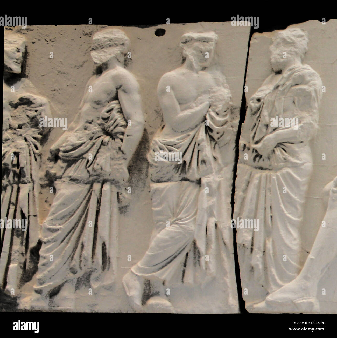 Quatre hommes (20-23) lean dans une ambiance fashion sur leurs bâtons en face de quatre divinités (24-27) assis sur des tabourets. Comme les deux hommes sur le bloc précédent III, ils sont habituellement identifiés comme le héros éponyme, fondateurs de la tribus grenier Banque D'Images