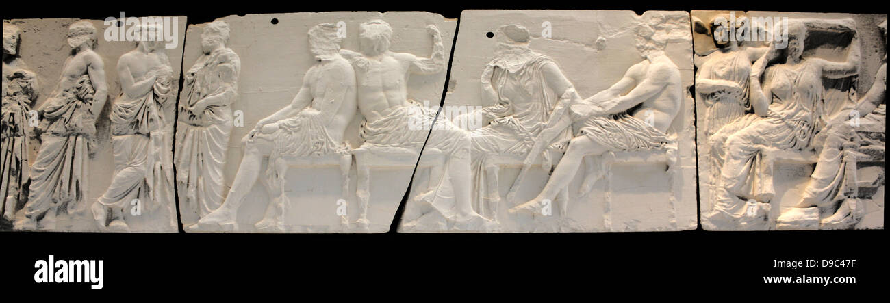 Quatre hommes (20-23) lean dans une ambiance fashion sur leurs bâtons en face de quatre divinités (24-27) assis sur des tabourets. Comme les deux hommes sur le bloc précédent III, ils sont habituellement identifiés comme le héros éponyme, fondateurs de la tribus grenier Banque D'Images