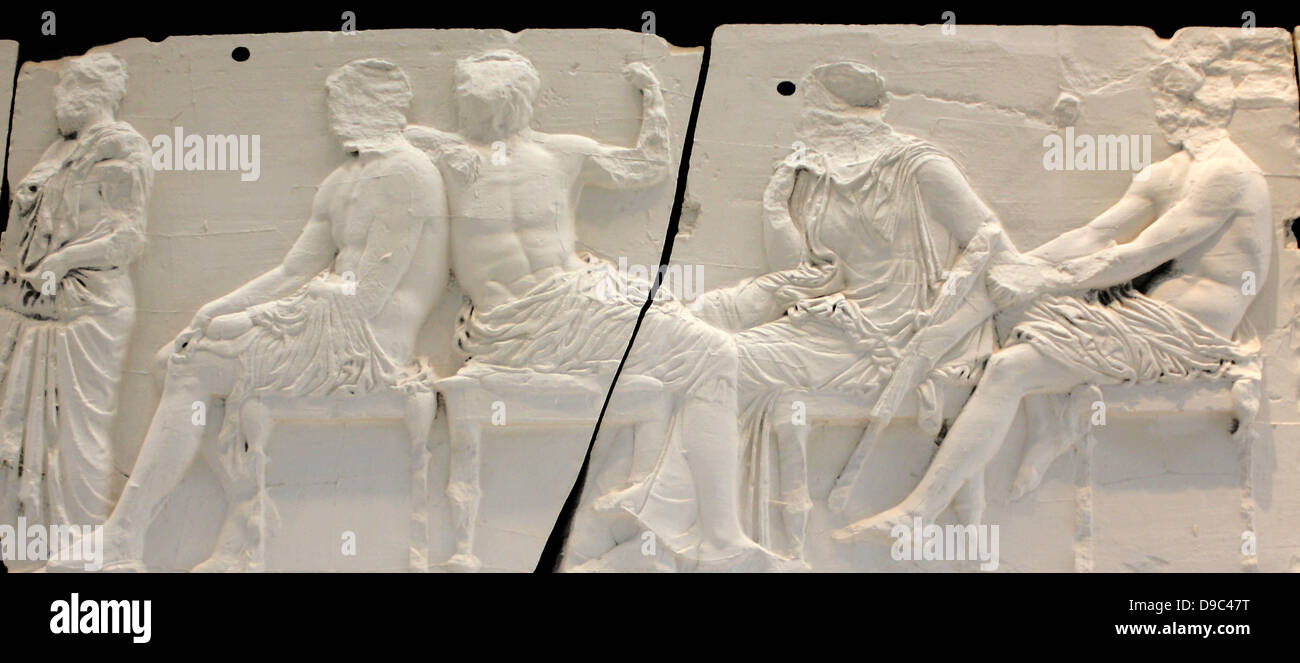 Quatre hommes (20-23) lean dans une ambiance fashion sur leurs bâtons en face de quatre divinités (24-27) assis sur des tabourets. Comme les deux hommes sur le bloc précédent III, ils sont habituellement identifiés comme le héros éponyme, fondateurs de la tribus grenier Banque D'Images