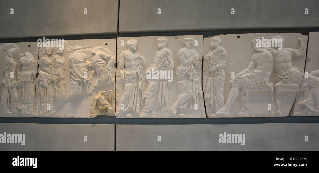 Quatre hommes (20-23) lean dans une ambiance fashion sur leurs bâtons en face de quatre divinités (24-27) assis sur des tabourets. Comme les deux hommes sur le bloc précédent III, ils sont habituellement identifiés comme le héros éponyme, fondateurs de la tribus grenier Banque D'Images