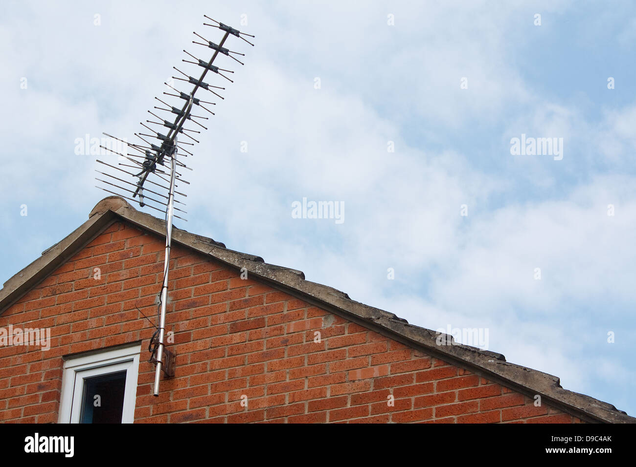Antenne de télévision numérique terrestre ou fixé sur le mur de côté d'une maison moderne Banque D'Images