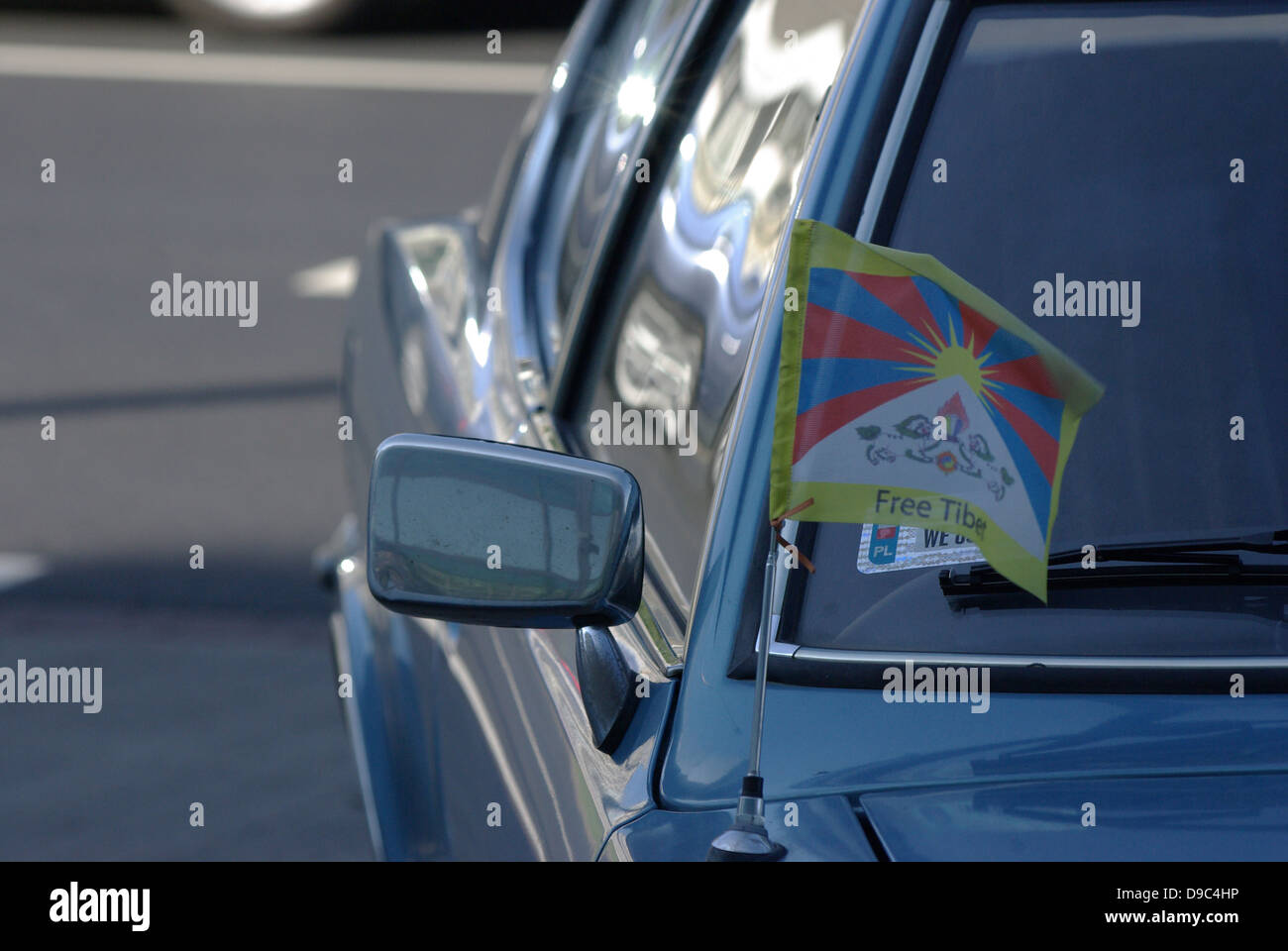 Drapeau du Tibet libre mis en place sur l'antenne de voiture Banque D'Images