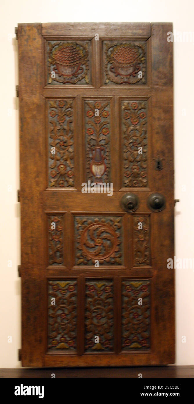 Porte en bois sculpté d'un manoir sur Rhodes. 18e siècle décoration en bois sculpté avec des motifs floraux colorés. Banque D'Images