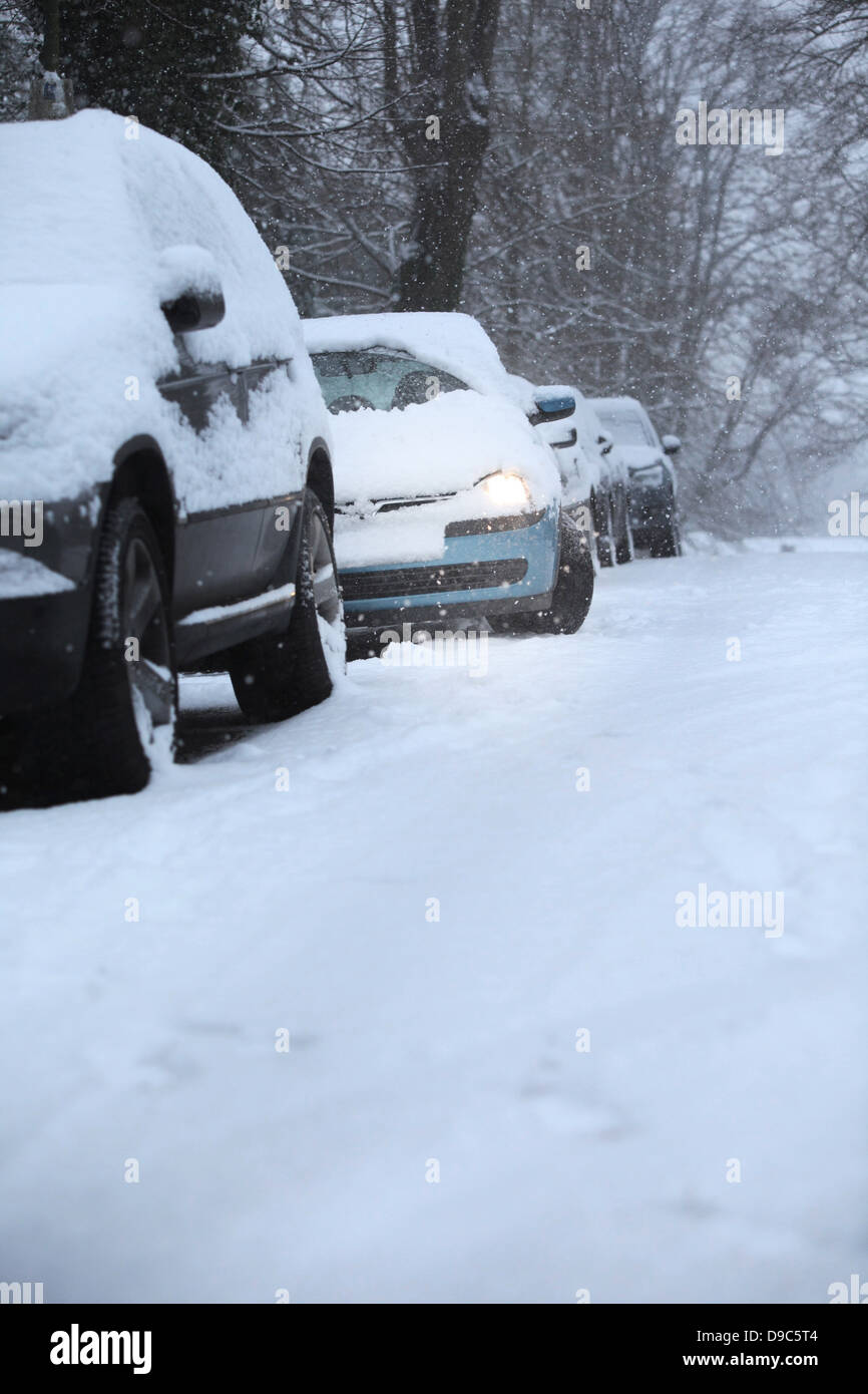 Bloqué en voiture rue couverte de neige Banque D'Images