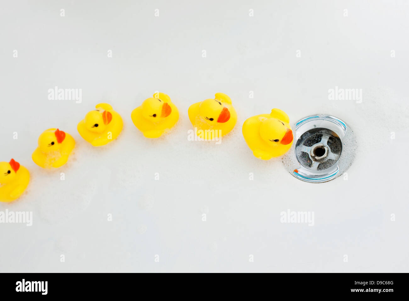 Canards en caoutchouc vers plughole à Bath Banque D'Images