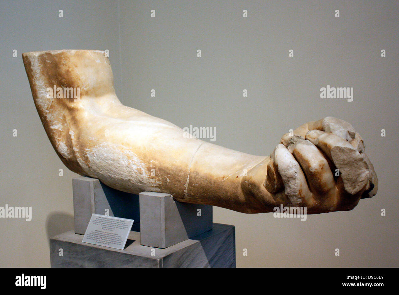 Bras d'une colossale statue de Zeus. En. Trouvé à Aigeira, Achaïe, le long avec la tête. Banque D'Images