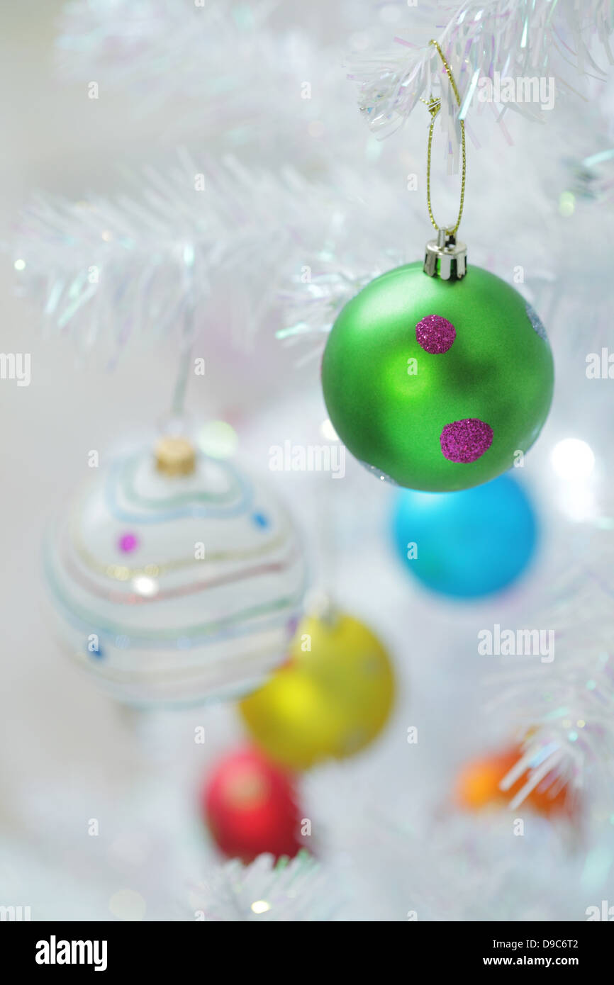 Baubles on christmas tree Banque D'Images