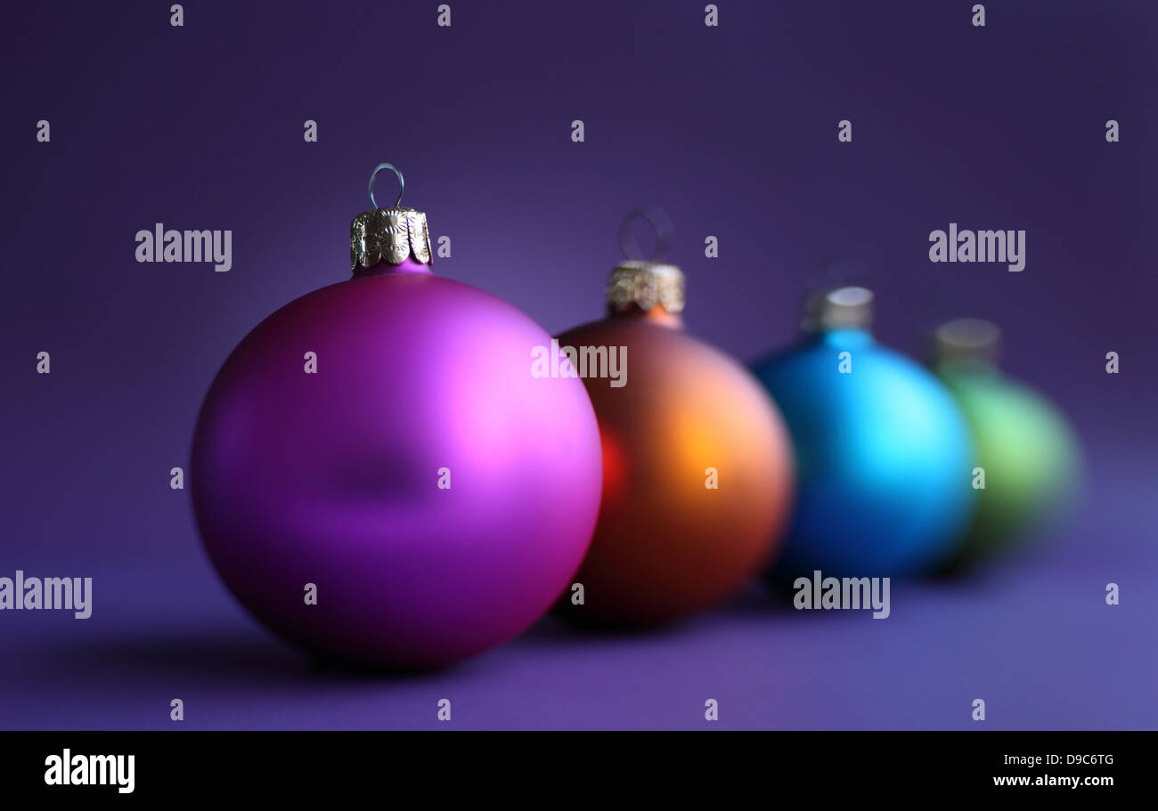 Ligne colorée des boules de Noël Banque D'Images
