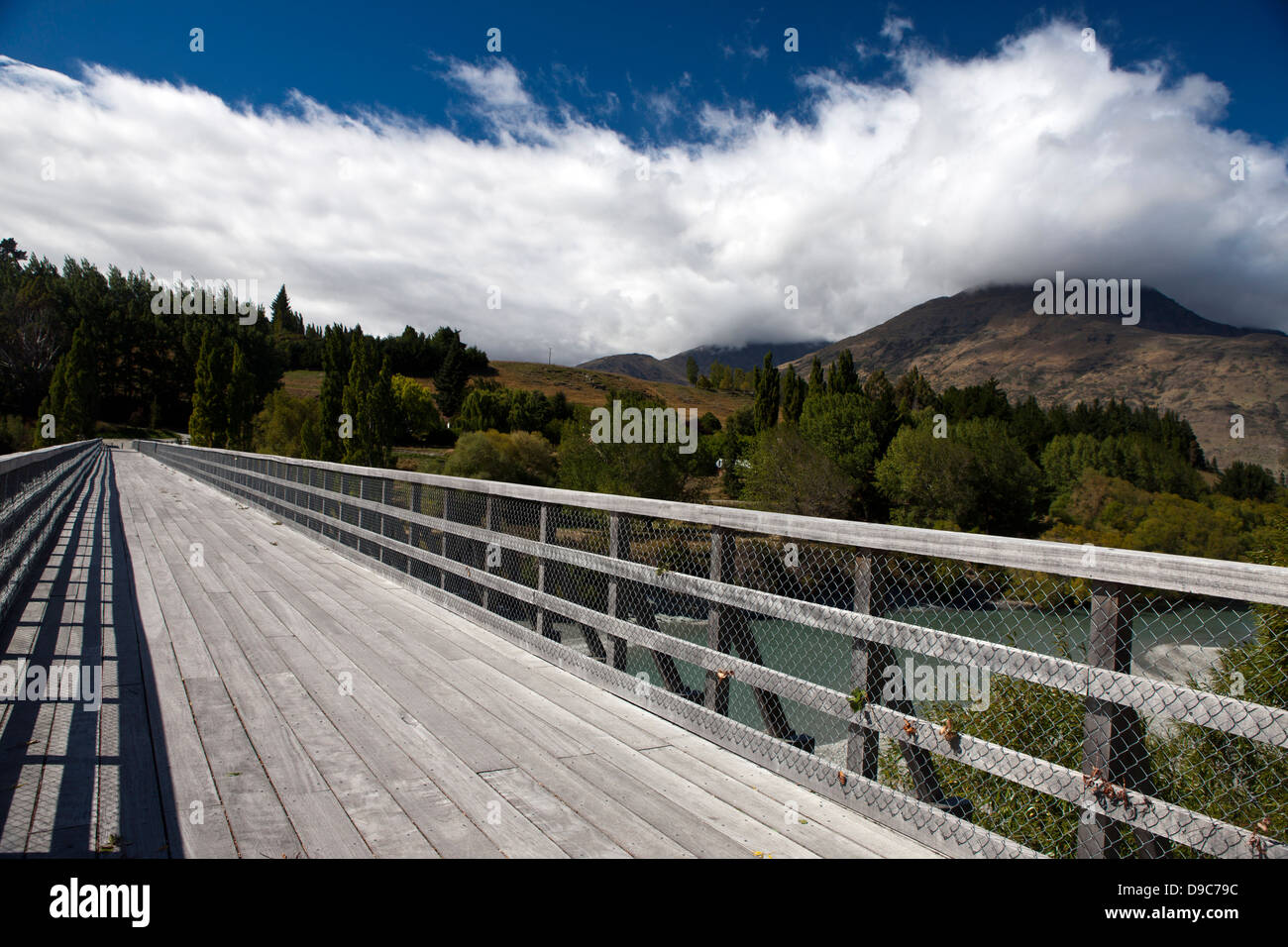 Un pont de bois traversant une rivière, près de Queenstown, île du Sud, Nouvelle-Zélande Banque D'Images