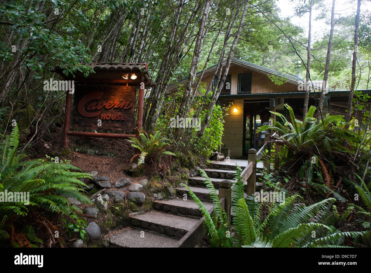 La Caverne House, près de l'entrée de la Grottes des vers luisants de Te Anau, Lac Te Anau, île du Sud, Nouvelle-Zélande Banque D'Images