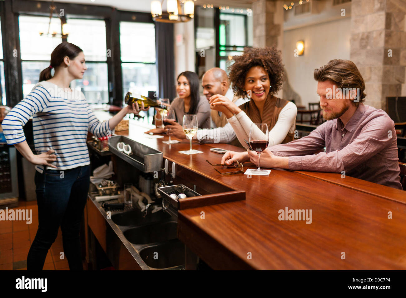 Les clients de l'alcool au bar Banque D'Images