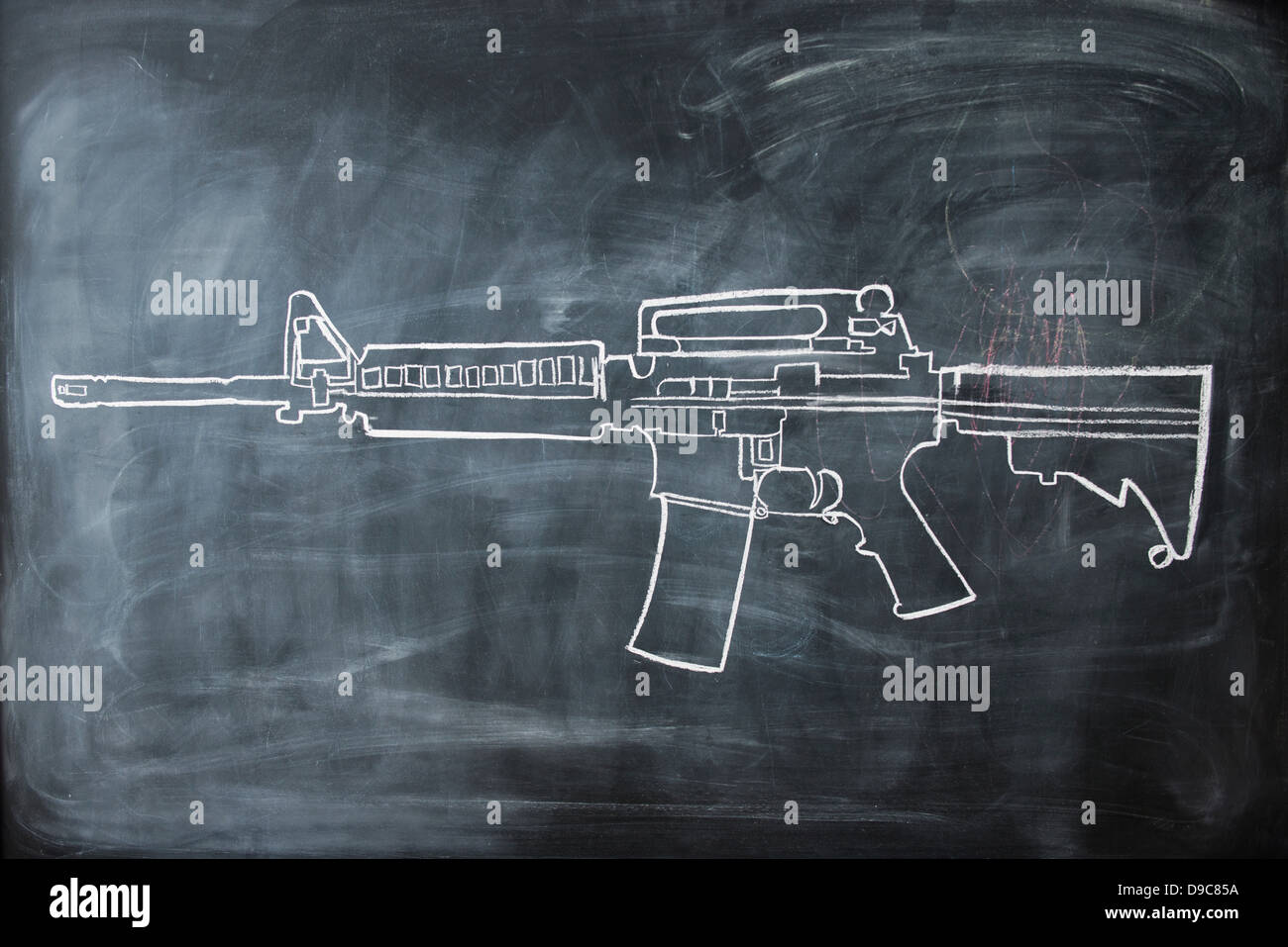 Dessin   la craie sur tableau noir des armes   feu Stock